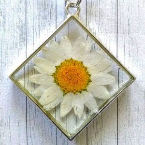 Minimalist White Daisy Necklace
